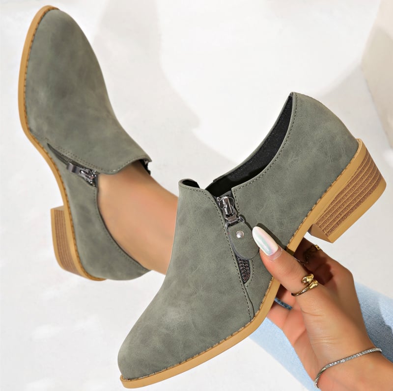 Gilios burnos viengubi moteriški bateliai 2025 m. pavasariui. Nauji europietiški ir amerikietiški plius dydžio tarpvalstybiniai moteriški batai su smailiais storais kulnais. Sandėlyje.