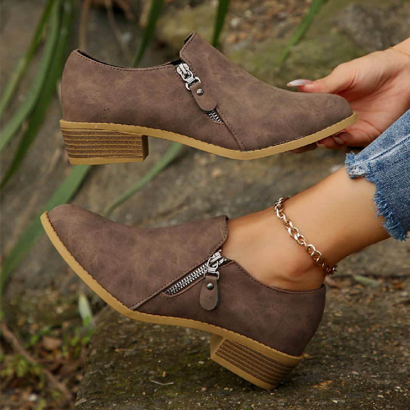 Gilios burnos viengubi moteriški bateliai 2025 m. pavasariui. Nauji europietiški ir amerikietiški plius dydžio tarpvalstybiniai moteriški batai su smailiais storais kulnais. Sandėlyje.