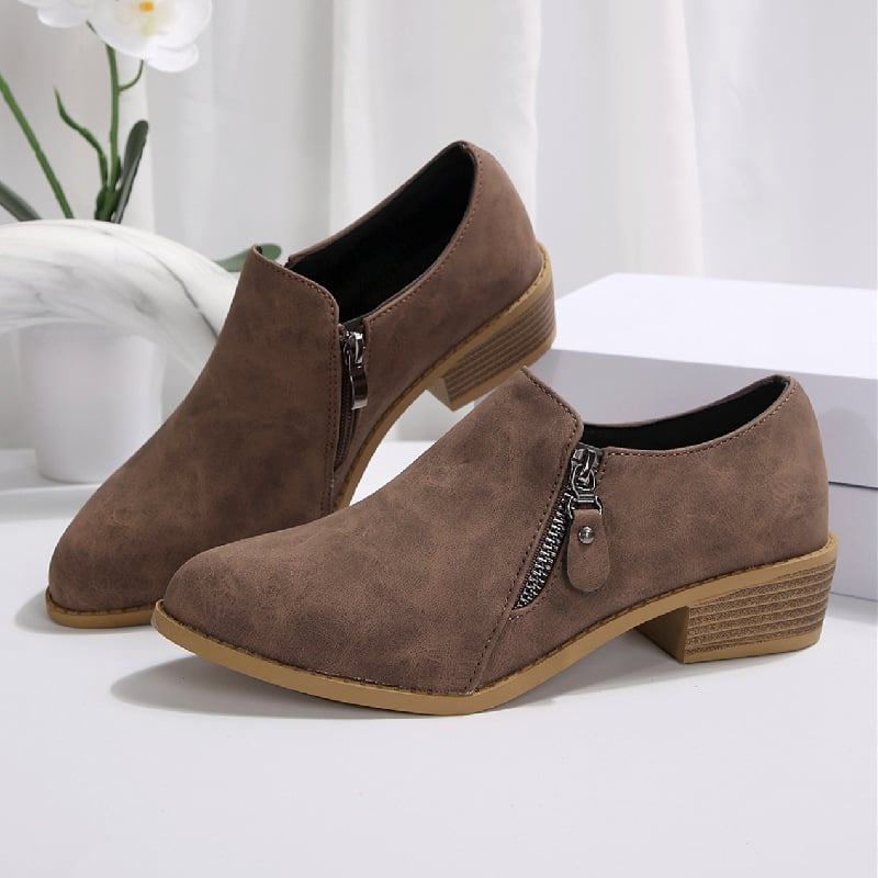 Gilios burnos viengubi moteriški bateliai 2025 m. pavasariui. Nauji europietiški ir amerikietiški plius dydžio tarpvalstybiniai moteriški batai su smailiais storais kulnais. Sandėlyje.