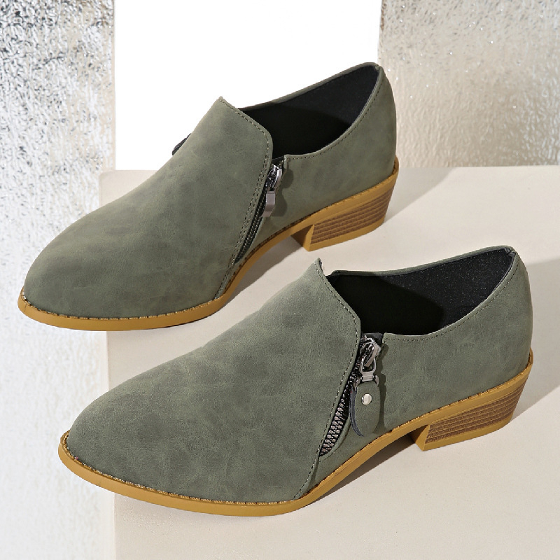 Gilios burnos viengubi moteriški bateliai 2025 m. pavasariui. Nauji europietiški ir amerikietiški plius dydžio tarpvalstybiniai moteriški batai su smailiais storais kulnais. Sandėlyje.