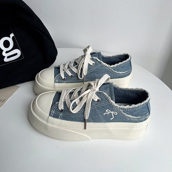 Pantofi sport din pânză albastră denim pentru femei, cu două uzuri, vara 2025, pantofi versatile de nișă, respirabili, adidași cu slip-on, jumătate de drag