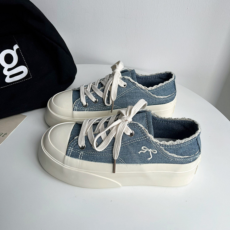 Pantofi sport din pânză albastră denim pentru femei, cu două uzuri, vara 2025, pantofi versatile de nișă, respirabili, adidași cu slip-on, jumătate de drag