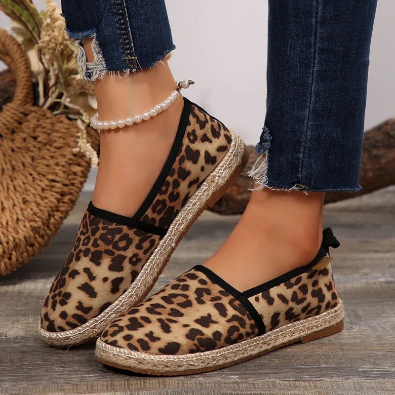 Európai és amerikai bebújós halászcipők 2024-es nyár új lapos szalmabőr lusta kerek fejű alkalmi cipők női nagykereskedelemben