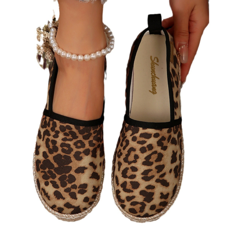 Európai és amerikai bebújós halászcipők 2024-es nyár új lapos szalmabőr lusta kerek fejű alkalmi cipők női nagykereskedelemben