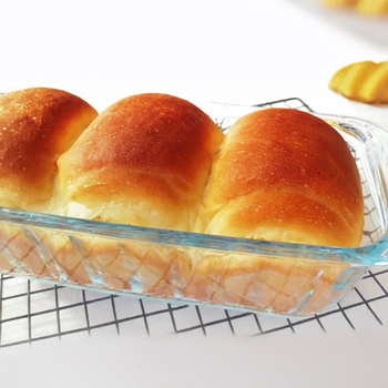 Stačiakampė skrebučio duona, lengvas sūrio pyragas, kepimo forma, apskrities sūrio ir jogurto pyragas, speciali karščiui atspari stiklinė kepimo skarda