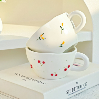 Δημιουργικό και απλό νέο προϊόν Ins Style με εντυπωσιακή εμφάνιση, χειροποίητο στερεοφωνικό ανάγλυφο, χειροποίητο κεραμικό φλιτζάνι και πιατάκι καφέ με φρούτα