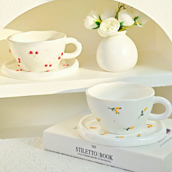 Δημιουργικό και απλό νέο προϊόν Ins Style με εντυπωσιακή εμφάνιση, χειροποίητο στερεοφωνικό ανάγλυφο, χειροποίητο κεραμικό φλιτζάνι και πιατάκι καφέ με φρούτα