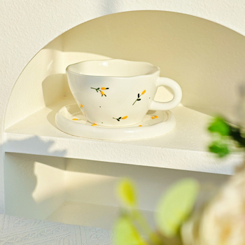 Δημιουργικό και απλό νέο προϊόν Ins Style με εντυπωσιακή εμφάνιση, χειροποίητο στερεοφωνικό ανάγλυφο, χειροποίητο κεραμικό φλιτζάνι και πιατάκι καφέ με φρούτα