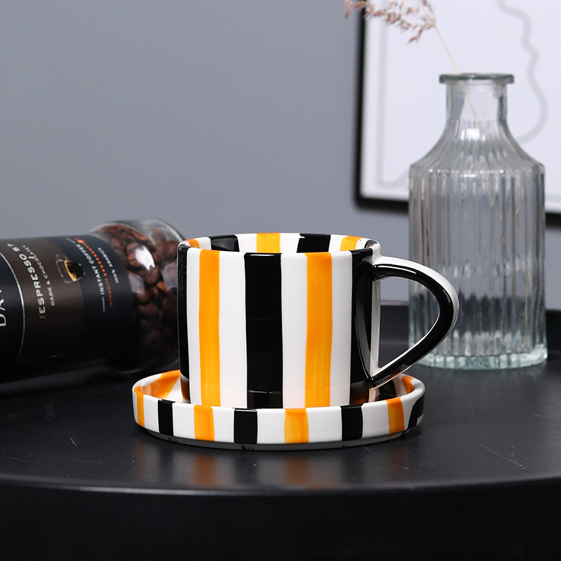 Loominguline triibuline kohvitass ja alustass majapidamises keraamiline tass pärastlõunatee kohvitass ja alustass lihtne kruus hommikusöögi piimatass