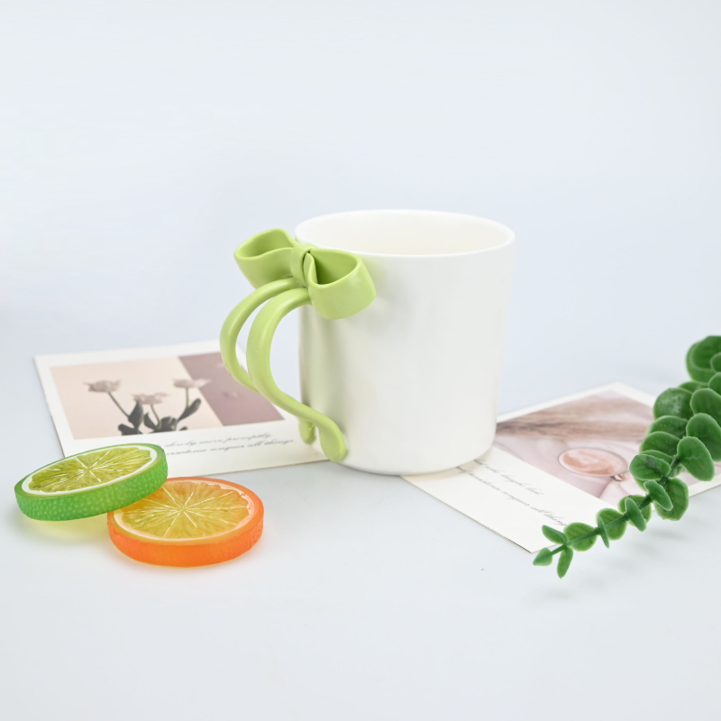 Uus stereo vibukujuline keraamiline tasskruus lisab suurepärase välimusega joogivee paarile kohvitassi