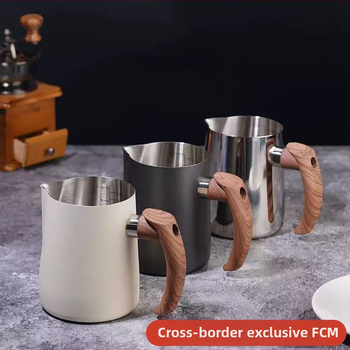 Ceașcă de cafea Latte Art din oțel inoxidabil certificat transfrontalier FCM, cu mâner din lemn, cu scală interioară, cilindru Latte Art cu gură îngroșată și ascuțită, în stoc