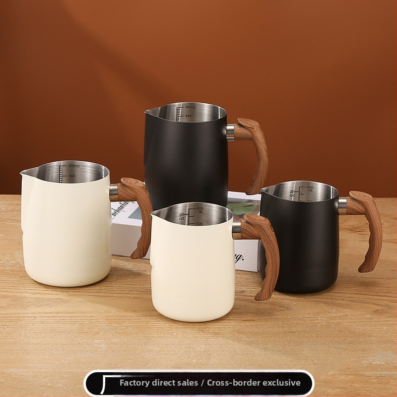 Ceașcă de cafea Latte Art din oțel inoxidabil certificat transfrontalier FCM, cu mâner din lemn, cu scală interioară, cilindru Latte Art cu gură îngroșată și ascuțită, în stoc