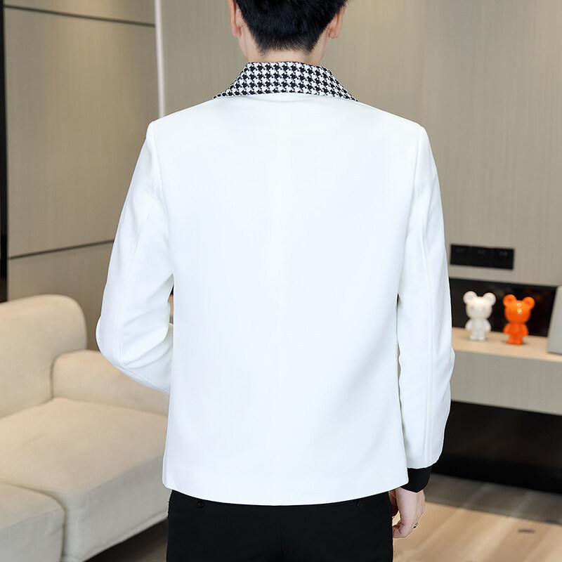 A tyúklábmintás férfi, ifjúsági, szabadidős, karcsúsított, kétsoros gombokkal ellátott, egyetlen termékből készült, koreai változatának határokon átnyúló ellátása.