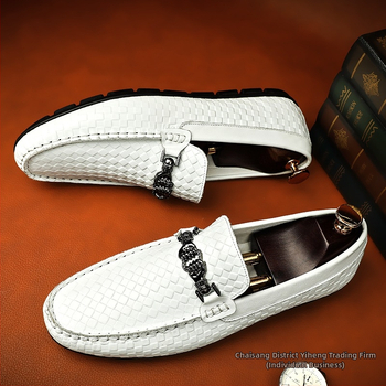 Férfi bőr felső réteg, marhabőr, 2025 tavaszi új, lélegző, bab alakú cipő, valódi bőr, kis méret, 37-es, plus size bebújós mokaszin