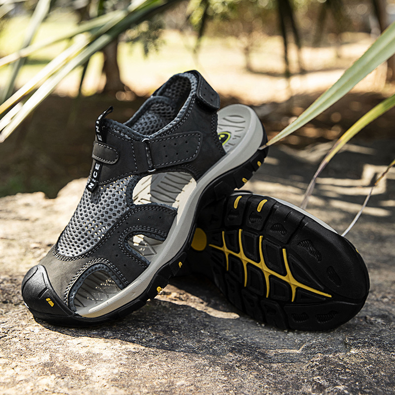 Perforált szandálok 2025-ös nyárra Új lyukas szandálok Valódi bőr férfi szandálok Hétköznapi strandszandálok Határon átnyúló, nagy méret 48