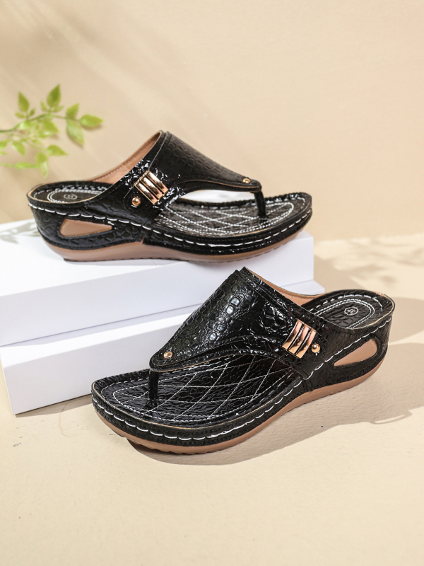 Naiste plätud 2025. aasta suvel uue stiiliga Euroopa ja Ameerika väliskaubanduse suured õõnsad metallist paksu tallaga sandaalid naistele hulgimüügiks