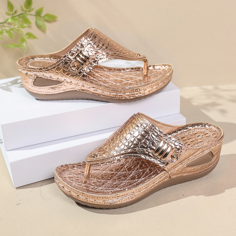 Naiste plätud 2025. aasta suvel uue stiiliga Euroopa ja Ameerika väliskaubanduse suured õõnsad metallist paksu tallaga sandaalid naistele hulgimüügiks