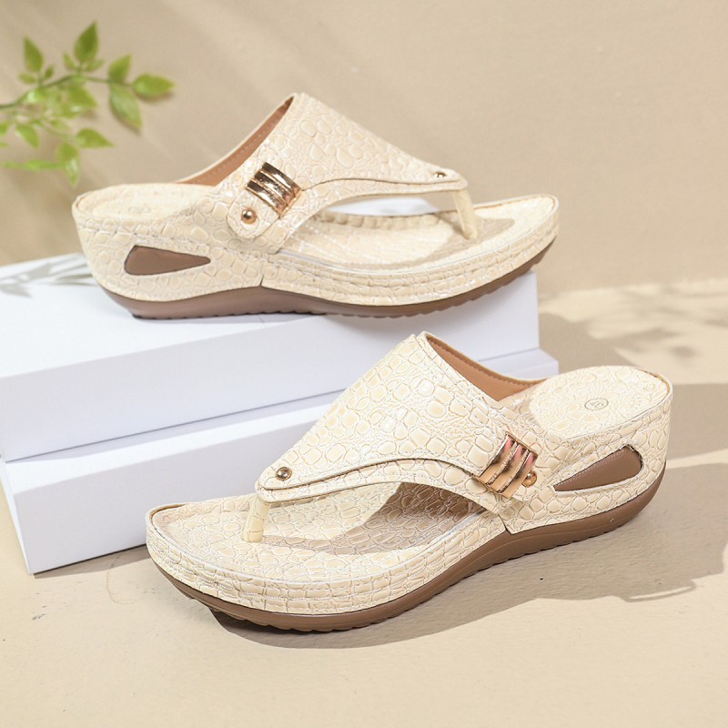 Naiste plätud 2025. aasta suvel uue stiiliga Euroopa ja Ameerika väliskaubanduse suured õõnsad metallist paksu tallaga sandaalid naistele hulgimüügiks