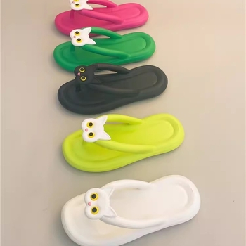 Γυναικείες παντόφλες για καλοκαιρινές εξωτερικές εμφανίσεις 2024 Νέα φλατ αντιολισθητικά παπούτσια θαλάσσης με χοντρό πάτο, καλοκαιρινές σαγιονάρες