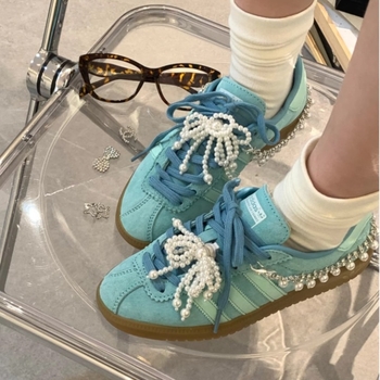 Madingas ir stilingas kaspino formos perlų kutais, cirkonio kulnu, grandinėle, batų gėlėmis, sagtimi puoštas aksesuaras, karoliukais puoštas pakabukas, dekoratyvinė sagtis