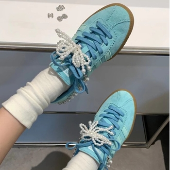 Madingas ir stilingas kaspino formos perlų kutais, cirkonio kulnu, grandinėle, batų gėlėmis, sagtimi puoštas aksesuaras, karoliukais puoštas pakabukas, dekoratyvinė sagtis