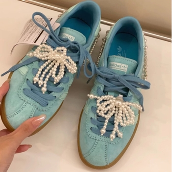 Madingas ir stilingas kaspino formos perlų kutais, cirkonio kulnu, grandinėle, batų gėlėmis, sagtimi puoštas aksesuaras, karoliukais puoštas pakabukas, dekoratyvinė sagtis