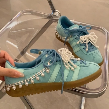 Madingas ir stilingas kaspino formos perlų kutais, cirkonio kulnu, grandinėle, batų gėlėmis, sagtimi puoštas aksesuaras, karoliukais puoštas pakabukas, dekoratyvinė sagtis