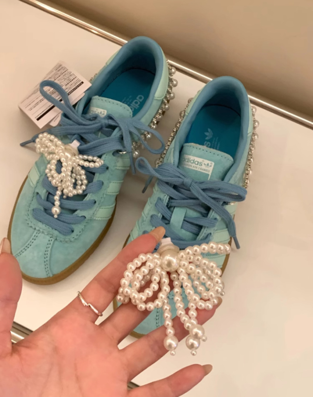 Madingas ir stilingas kaspino formos perlų kutais, cirkonio kulnu, grandinėle, batų gėlėmis, sagtimi puoštas aksesuaras, karoliukais puoštas pakabukas, dekoratyvinė sagtis