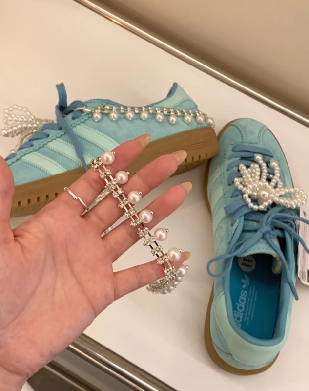 Madingas ir stilingas kaspino formos perlų kutais, cirkonio kulnu, grandinėle, batų gėlėmis, sagtimi puoštas aksesuaras, karoliukais puoštas pakabukas, dekoratyvinė sagtis