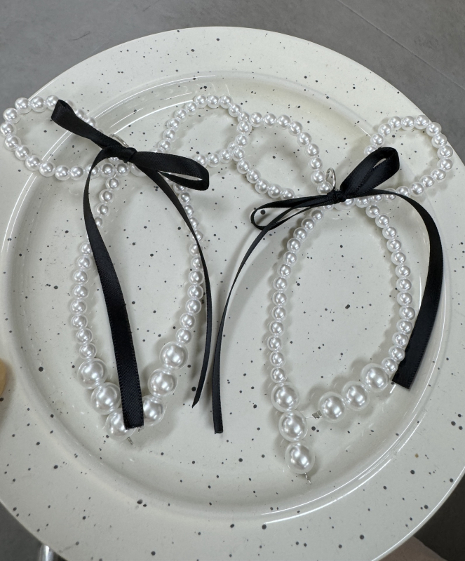 Madingas ir stilingas kaspino formos perlų kutais, cirkonio kulnu, grandinėle, batų gėlėmis, sagtimi puoštas aksesuaras, karoliukais puoštas pakabukas, dekoratyvinė sagtis