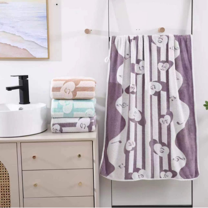 „Huoguan Textile Awin“ koralų aksominis žakardo rankšluostis, naujas širdies lapo rašto stiliaus, sugeriantis koralų aksominis vonios rankšluostis