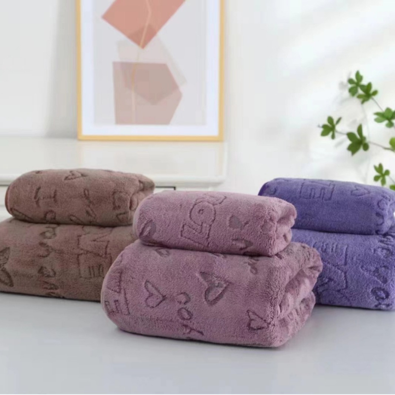 „Huoguan Textile Awin“ koralų aksominis žakardo rankšluostis, naujas širdies lapo rašto stiliaus, sugeriantis koralų aksominis vonios rankšluostis