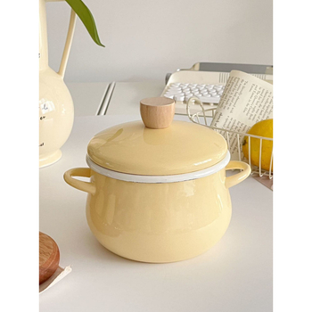 Greitai paruošiamų makaronų dubenėlis su taukų indeliu, sriubos puodas su dviem rankenomis, mažas karšto vandens puodas, pieno puodas, aštraus aliejaus mini tradicinis mažas puodas