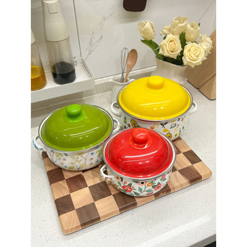 Greitai paruošiamų makaronų dubenėlis su taukų indeliu, sriubos puodas su dviem rankenomis, mažas karšto vandens puodas, pieno puodas, aštraus aliejaus mini tradicinis mažas puodas