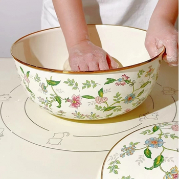 Greitai paruošiamų makaronų dubenėlis su taukų indeliu, sriubos puodas su dviem rankenomis, mažas karšto vandens puodas, pieno puodas, aštraus aliejaus mini tradicinis mažas puodas