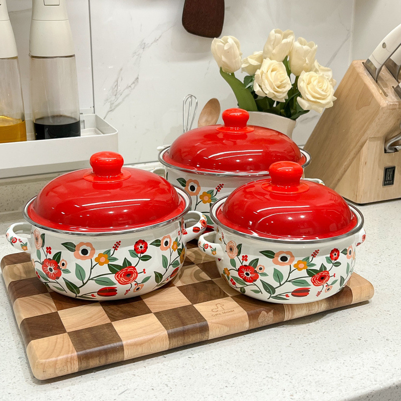 Greitai paruošiamų makaronų dubenėlis su taukų indeliu, sriubos puodas su dviem rankenomis, mažas karšto vandens puodas, pieno puodas, aštraus aliejaus mini tradicinis mažas puodas