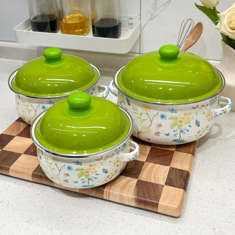 Greitai paruošiamų makaronų dubenėlis su taukų indeliu, sriubos puodas su dviem rankenomis, mažas karšto vandens puodas, pieno puodas, aštraus aliejaus mini tradicinis mažas puodas