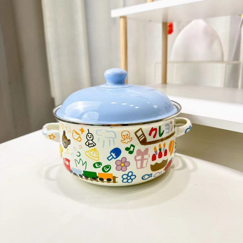 Greitai paruošiamų makaronų dubenėlis su taukų indeliu, sriubos puodas su dviem rankenomis, mažas karšto vandens puodas, pieno puodas, aštraus aliejaus mini tradicinis mažas puodas