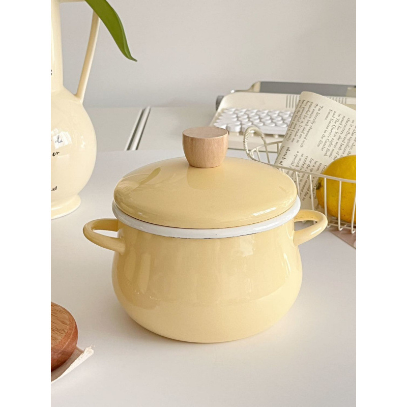 Greitai paruošiamų makaronų dubenėlis su taukų indeliu, sriubos puodas su dviem rankenomis, mažas karšto vandens puodas, pieno puodas, aštraus aliejaus mini tradicinis mažas puodas