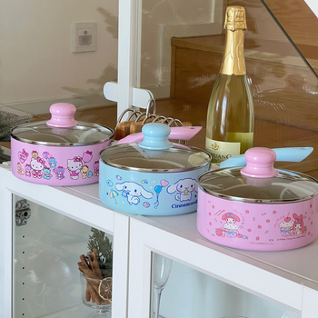 Japoniškas kreminis kulomi su didelėmis ausimis, Merlot padažu, nepridegančia keptuve su dangčiu, makaronų kepimo indu, keptu kiaušiniu, pieno keptuve, sriubos puodu