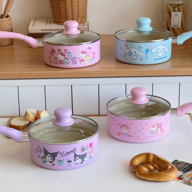 Japoniškas kreminis kulomi su didelėmis ausimis, Merlot padažu, nepridegančia keptuve su dangčiu, makaronų kepimo indu, keptu kiaušiniu, pieno keptuve, sriubos puodu