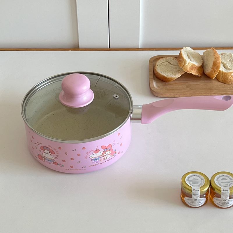 Japoniškas kreminis kulomi su didelėmis ausimis, Merlot padažu, nepridegančia keptuve su dangčiu, makaronų kepimo indu, keptu kiaušiniu, pieno keptuve, sriubos puodu