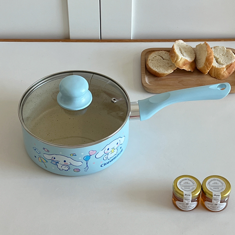 Japoniškas kreminis kulomi su didelėmis ausimis, Merlot padažu, nepridegančia keptuve su dangčiu, makaronų kepimo indu, keptu kiaušiniu, pieno keptuve, sriubos puodu