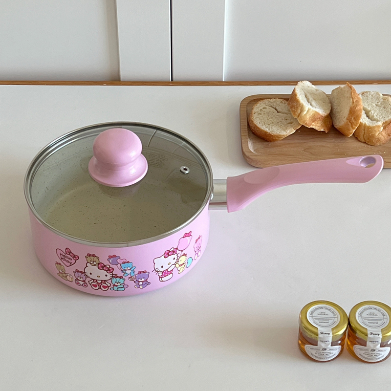 Japoniškas kreminis kulomi su didelėmis ausimis, Merlot padažu, nepridegančia keptuve su dangčiu, makaronų kepimo indu, keptu kiaušiniu, pieno keptuve, sriubos puodu