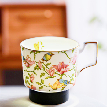 Χονδρικό κεραμικό φλιτζάνι καφέ με χρυσό χείλος και σετ πιατακιών από κόκαλα Κίνα απλό δημιουργικό φλιτζάνι απογευματινού τσαγιού στο σπίτι σουβενίρ φεστιβάλ στα μέσα του φθινοπώρου