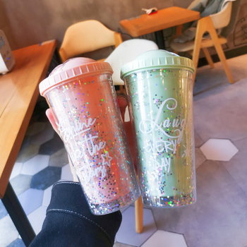 Interneto įžymybių korėjietiškas dvigubo sluoksnio plastikinis puodelis su šiaudeliu, svajingas blizgučiais užpiltas vandens puodelis porai studentų vasaros sulčių šaldymo ledo puodelis