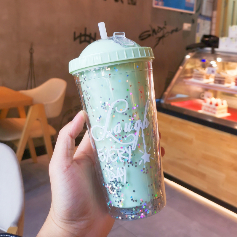 Interneto įžymybių korėjietiškas dvigubo sluoksnio plastikinis puodelis su šiaudeliu, svajingas blizgučiais užpiltas vandens puodelis porai studentų vasaros sulčių šaldymo ledo puodelis