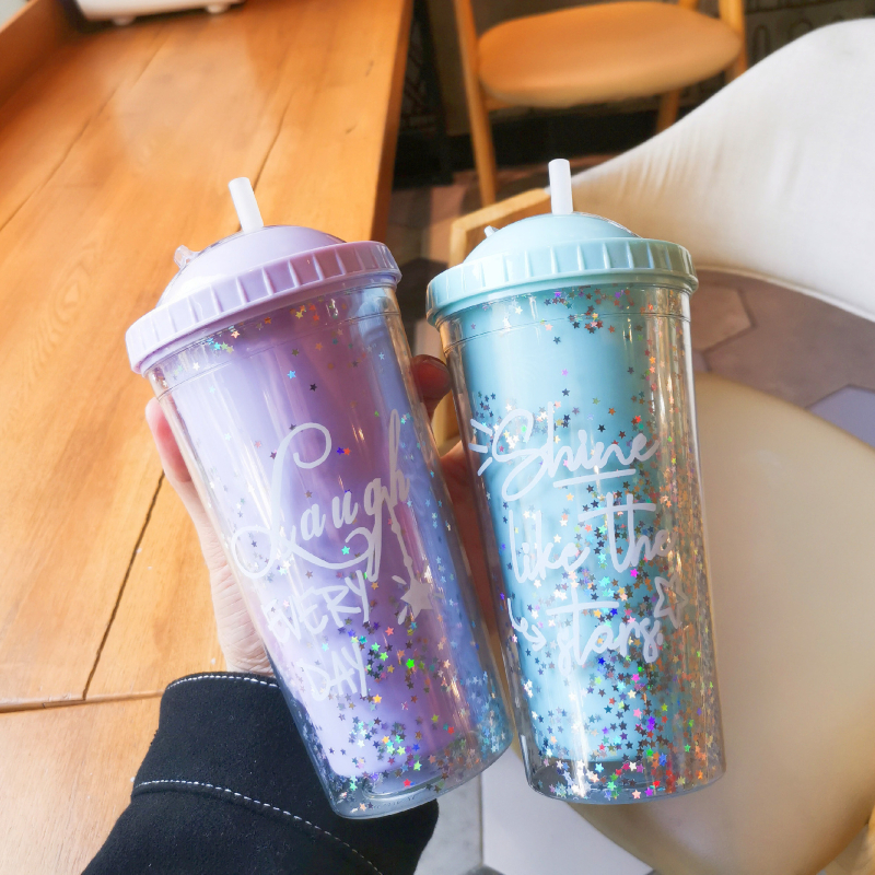 Interneta slavenību korejiešu dubultslāņu plastmasas glāze ar salmiņu, sapņaina, fliteru ūdens glāze, pāris, studentu vasaras sulas saldēšanas ledus glāze