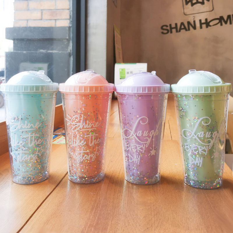 Interneto įžymybių korėjietiškas dvigubo sluoksnio plastikinis puodelis su šiaudeliu, svajingas blizgučiais užpiltas vandens puodelis porai studentų vasaros sulčių šaldymo ledo puodelis