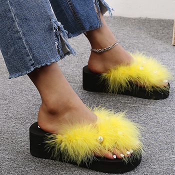 Suvine uus stiil platvormtallaga päris karusnahast sulgedest sussid Korea stiilis paksu tallaga lamedad plätud kiilukontsaga naiste sandaalid hulgimüük